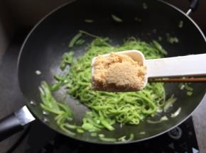 再一勺的花生碎；搅拌，出锅；