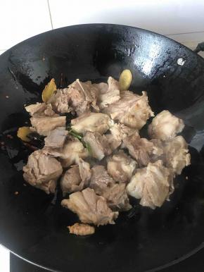 加入羊排翻炒至出香味