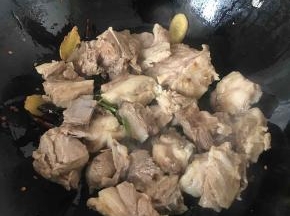 加入羊排翻炒至出香味