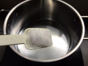 汤锅，放入水和一勺的盐；