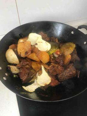 加入橘子皮，去膻味