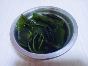 将海带用清水冲洗后，再用冷水泡15分钟。