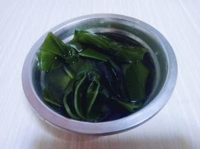 将海带用清水冲洗后，再用冷水泡15分钟。