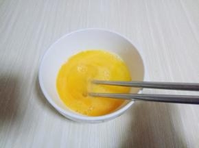 鸡蛋敲再碗里，加入盐，用筷子打散备用。