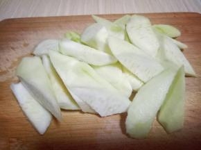丝瓜去皮，洗干净，切菱形块。