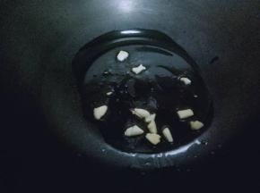 起油锅，加入切好的蒜炒香。