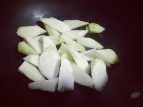 再加入切好的丝瓜小火翻炒。