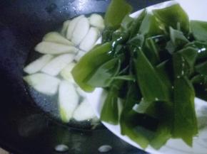 再加入海带节，发货烧开后，转小火5分钟。
