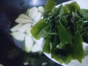 再加入海带节，发货烧开后，转小火5分钟。