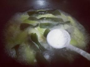 加入盐，继续煮2分钟。