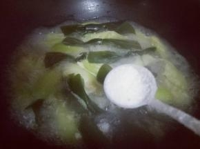 加入盐，继续煮2分钟。