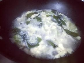 将打散的蛋液，撒落再汤里，烧开即可出锅。