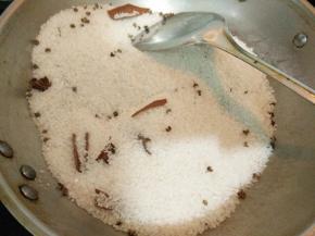 把海盐和香料放入锅里，小火炒至盐微黄。