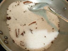 把海盐和香料放入锅里，小火炒至盐微黄。