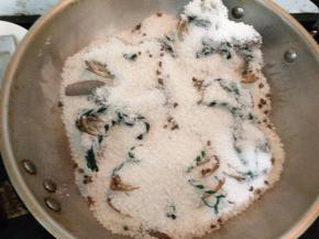 倒入另外一半的盐，完全盖住大闸蟹。