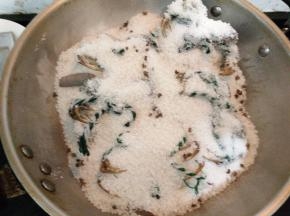 倒入另外一半的盐，完全盖住大闸蟹。