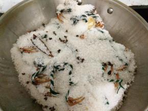 中火烘5分钟，转小火烘10—15分钟后关火，焖10分钟左右。