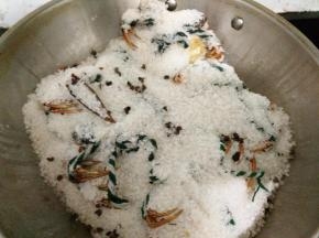 中火烘5分钟，转小火烘10—15分钟后关火，焖10分钟左右。