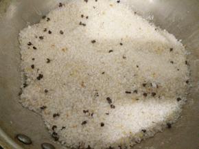 锅里的盐，挑去结块的不要，剩余的装起来下次继续做盐焗食物用。