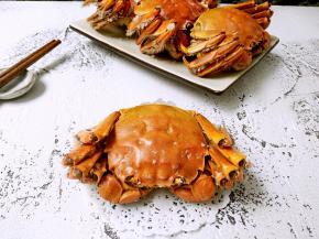 把大闸蟹用刷子刷去表面的盐粒，装盘开吃。