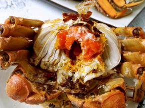 盐焗的大闸蟹比于清蒸的蟹肉更加香嫩紧实，蟹黄也更加醇厚，味道更香浓