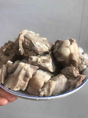 去过血沫的羊排用自来水冲洗干净