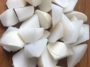 将萝卜切大块