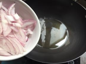 放入洋葱，翻炒；