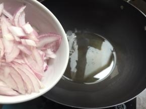 放入洋葱，翻炒；