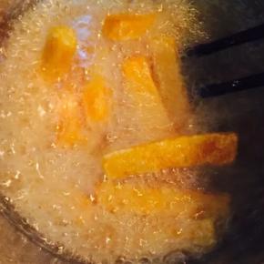 锅中热油，放入南瓜条炸至外皮变硬