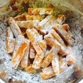 盆中放适量淀粉，倒入南瓜条均匀裹一层薄粉