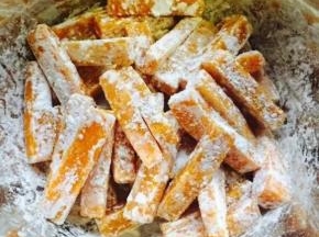 盆中放适量淀粉，倒入南瓜条均匀裹一层薄粉