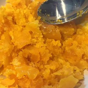 烧水的过程中剥蛋黄，并用勺子压碎