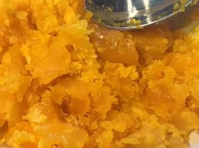 烧水的过程中剥蛋黄，并用勺子压碎