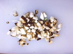 将香菇去蒂洗净切丁