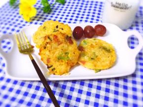 煎好的饭饼装盘，陪上一杯热牛奶，美味早餐即可食用