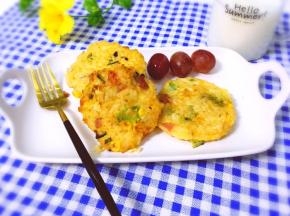 煎好的饭饼装盘，陪上一杯热牛奶，美味早餐即可食用