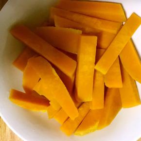 南瓜条捞出沥水，并用厨房纸吸干表面水份