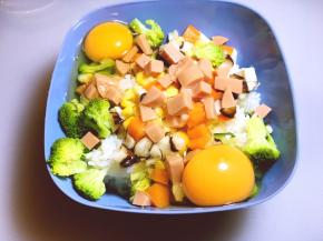 将火腿肠放入碗中，将鸡蛋打入碗中