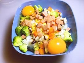 将火腿肠放入碗中，将鸡蛋打入碗中