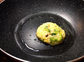 入锅后用饭勺从周围往中间压，尽量压成圆形煎至两面金黄