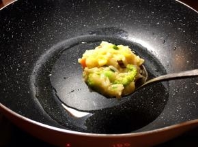 将锅里放油烧热，用勺子舀一勺拌好的米饭