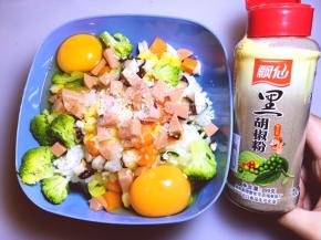 将适量黑胡椒粉放入碗中