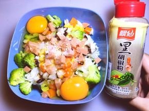 将适量黑胡椒粉放入碗中