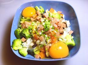 将切好的葱花撒在碗里