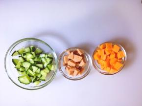 将黄瓜洗净后切小块，火腿肠切丁，胡萝卜去皮洗好后切丁