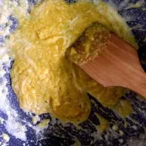 锅中加热一点油，倒入蛋黄翻炒，这次买的蛋黄很淡，所以我加了一点盐