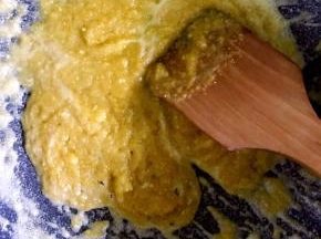 锅中加热一点油，倒入蛋黄翻炒，这次买的蛋黄很淡，所以我加了一点盐