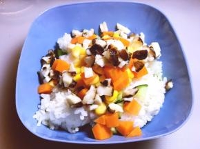 将沥干水分的香菇和西兰花放入碗中