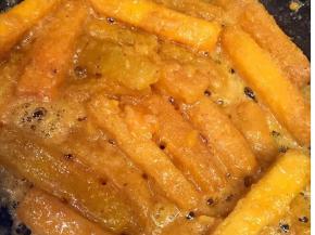 倒入南瓜条，待稍微冒泡时撞上装盘